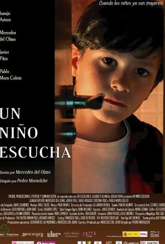 UN NIÑO ESCUCHA poster